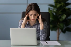 woman feel dizzy and sever headache at work