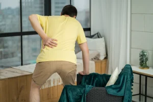 a man experience difficulty in walking during sciatica pain attack
