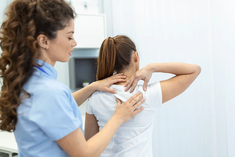 a patient describes the upper back pain to her doctor