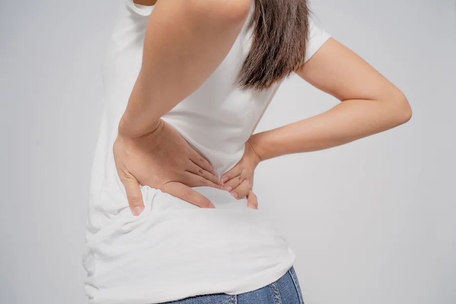 a woman suffers sciatica pain from scoliosis