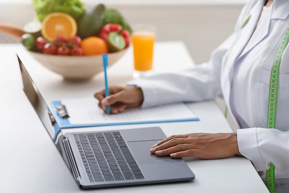 a nutritionist on an online consultation